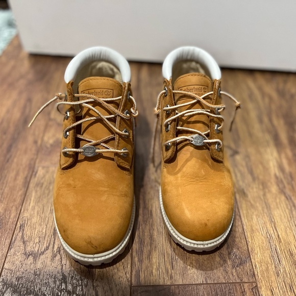 Women’s white trimmed Timberline boots - Picture 4 of 6